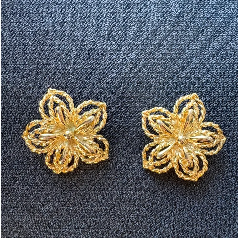 Vintage Trifari Gold Tone Clip On Flower Earrings